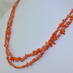 lange Halskette - Koralle / Verschluss vergoldet / ca. 90 cm