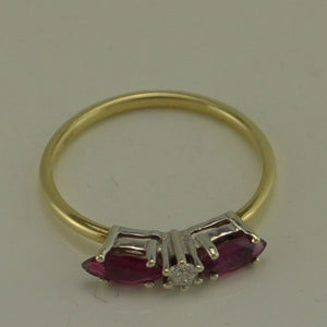 Ring - Gelbgold 333er 8 Karat - mit „Diamant" & 2 Rubine 50 15,9 mm Ø