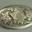 Laden Sie das Bild in den Galerie-Viewer, Brosche mit Blumenmotiv / 835er Silber
