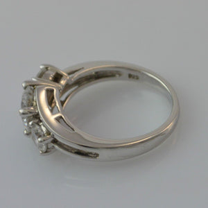 geschmackvoller Ring - mit 3 x Zirkonia / 925er Silber