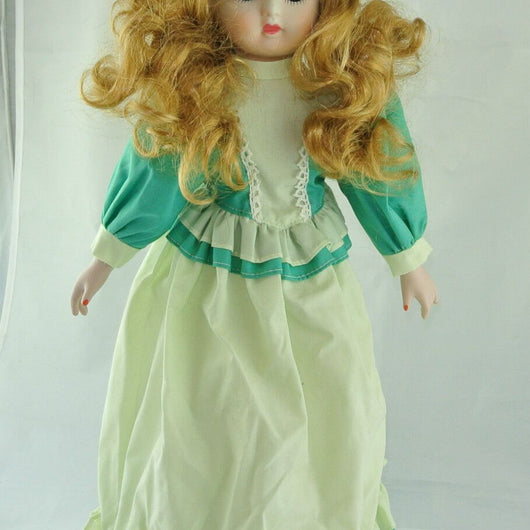 Mädchen grünem Kleid / Porzellankopf & Stoffkörper / ca. 48 cm