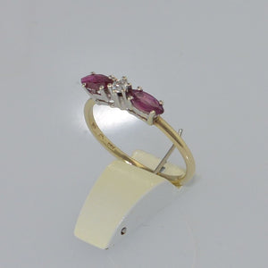 Ring - Gelbgold 333er 8 Karat - mit „Diamant" & 2 Rubine 50 15,9 mm Ø