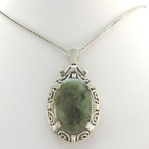 Vintage Halskette mit Halbedelstein-Anhänger 800er Silber Kette Nephrit Jade