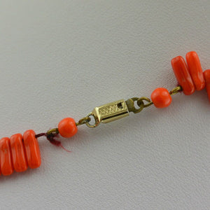 Vintage Halskette mit Korallen / Verschluss vergoldet / ca. 50 cm
